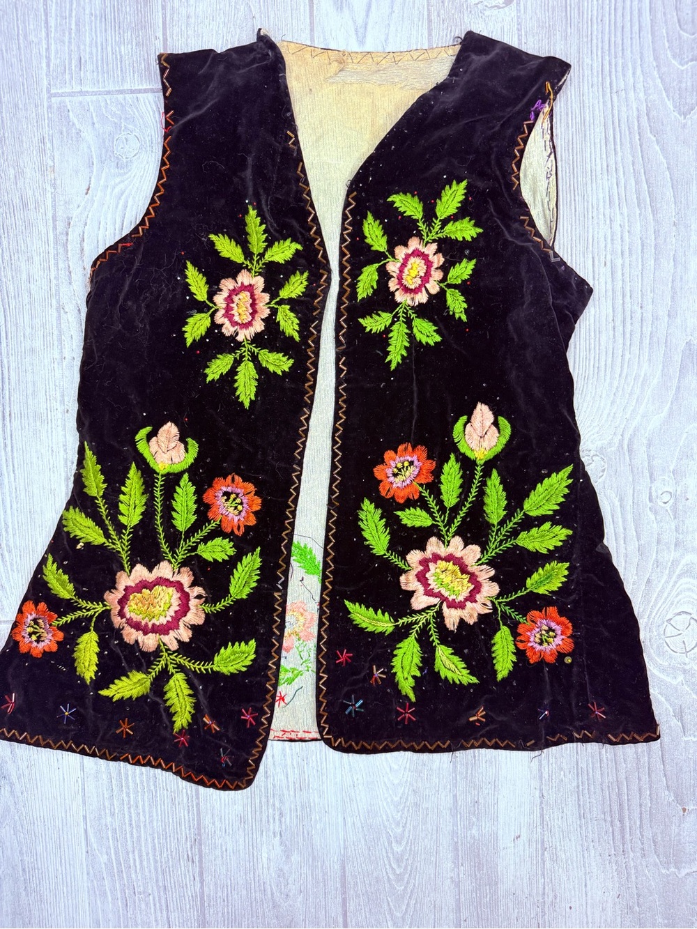 Vintage embroidered sleeveless floral design vest medium